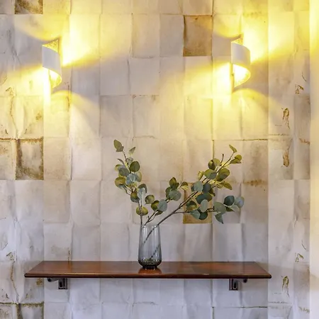 Spacious 2br In W Balcony Lejlighed